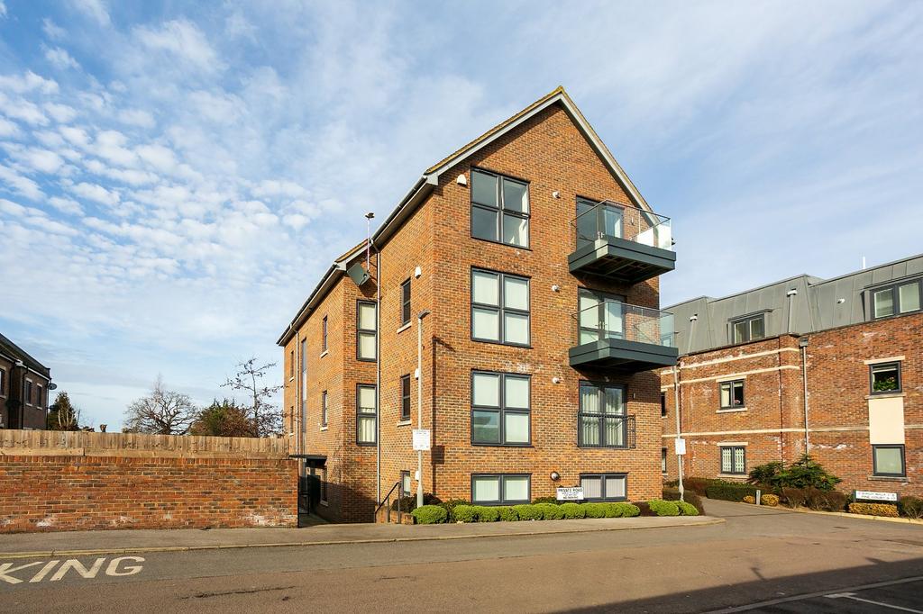 Aspen Place, Bushey Heath, Bushey... 2 bed apartment £1,650 pcm (£381 pw)