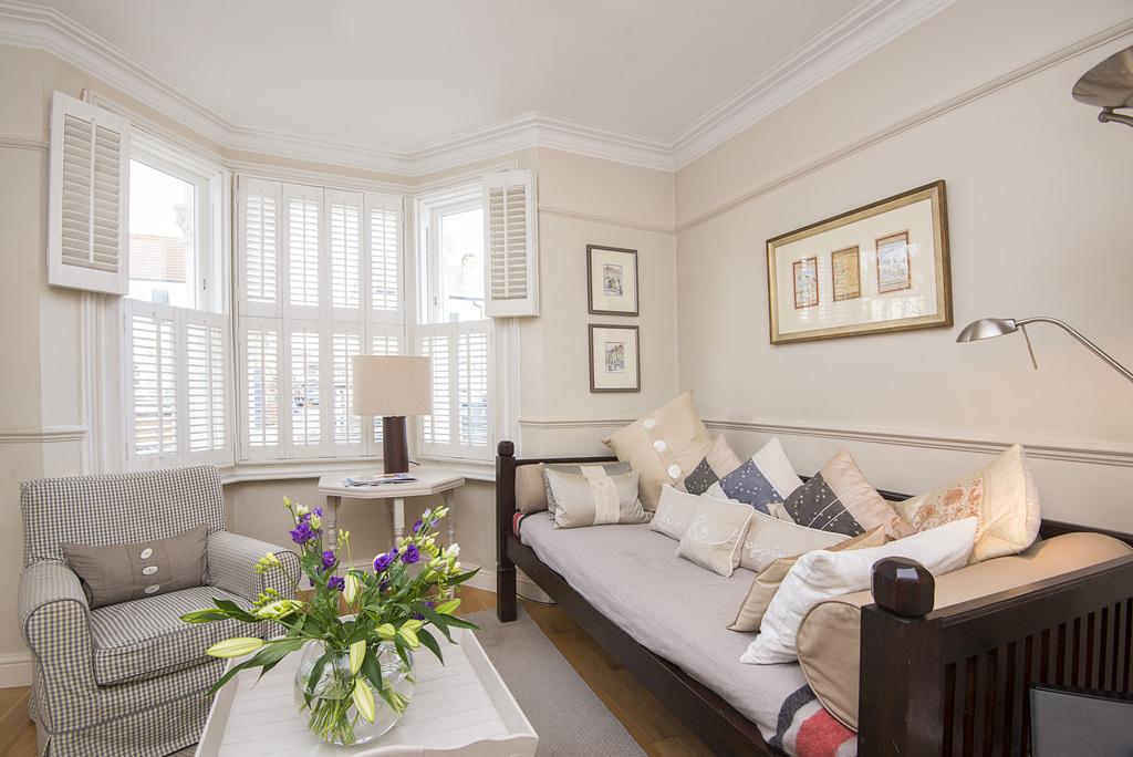 Dryden Road, Wimbledon, SW19 1 bed flat £1,750 pcm (£404 pw)