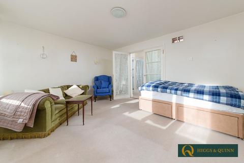104 Windfield, Leatherhead, KT22 8UJ