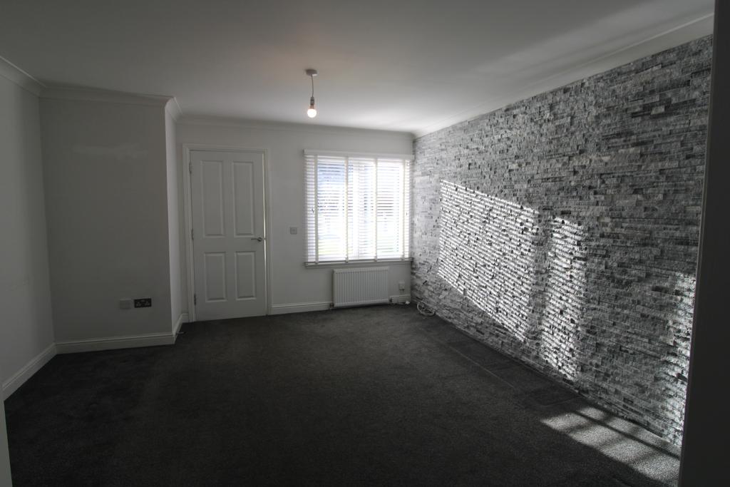 McKenna Ave, Denny, FK6 3 bed detached house £1,100 pcm (£254 pw)