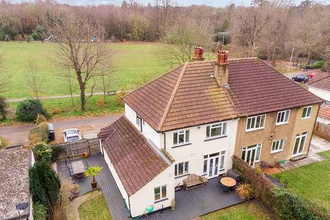 5 Highwoods, Leatherhead, KT22 8RR