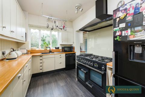 5 Highwoods, Leatherhead, KT22 8RR