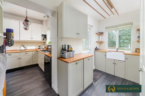5 Highwoods, Leatherhead, KT22 8RR