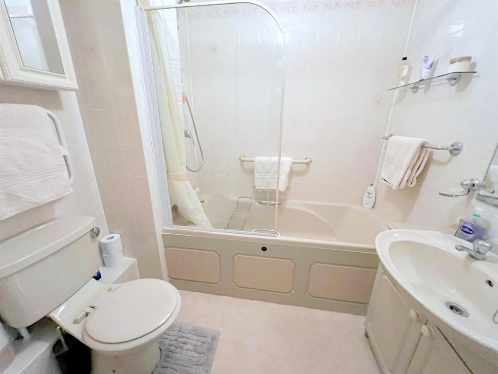 43 BATHROOM.jpg