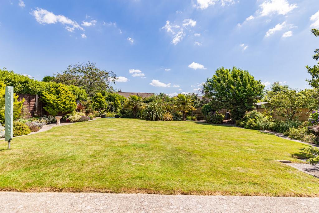 Greenways, Highcliffe, Dorset. BH23 5BD 3 bed detached bungalow to rent