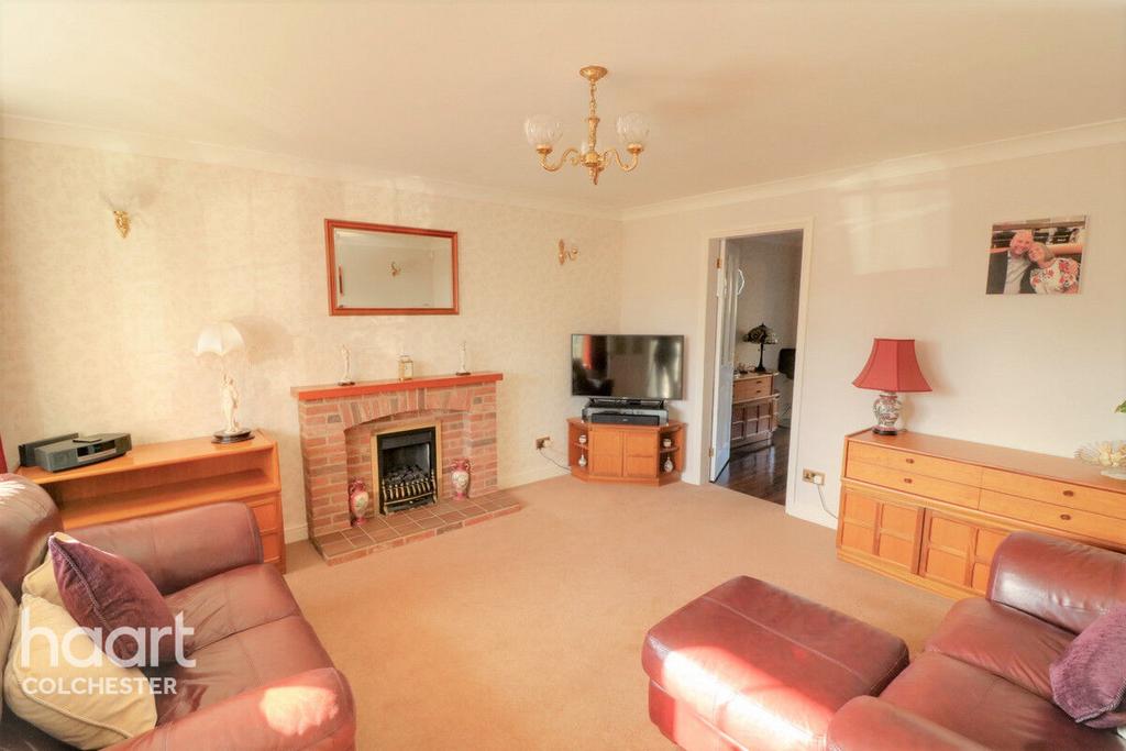 St Andrews Gardens, Colchester 3 bed link detached house £375,000