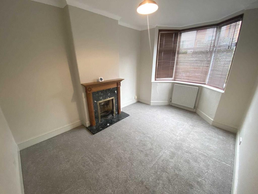 Aldenham Road, Radlett 3 bed semidetached house £1,600 pcm (£369 pw)
