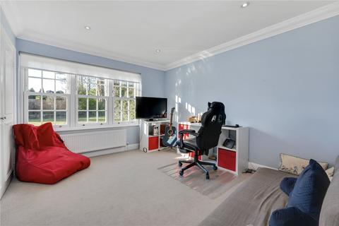 15 Haymeads Drive, Esher, KT10 9EX