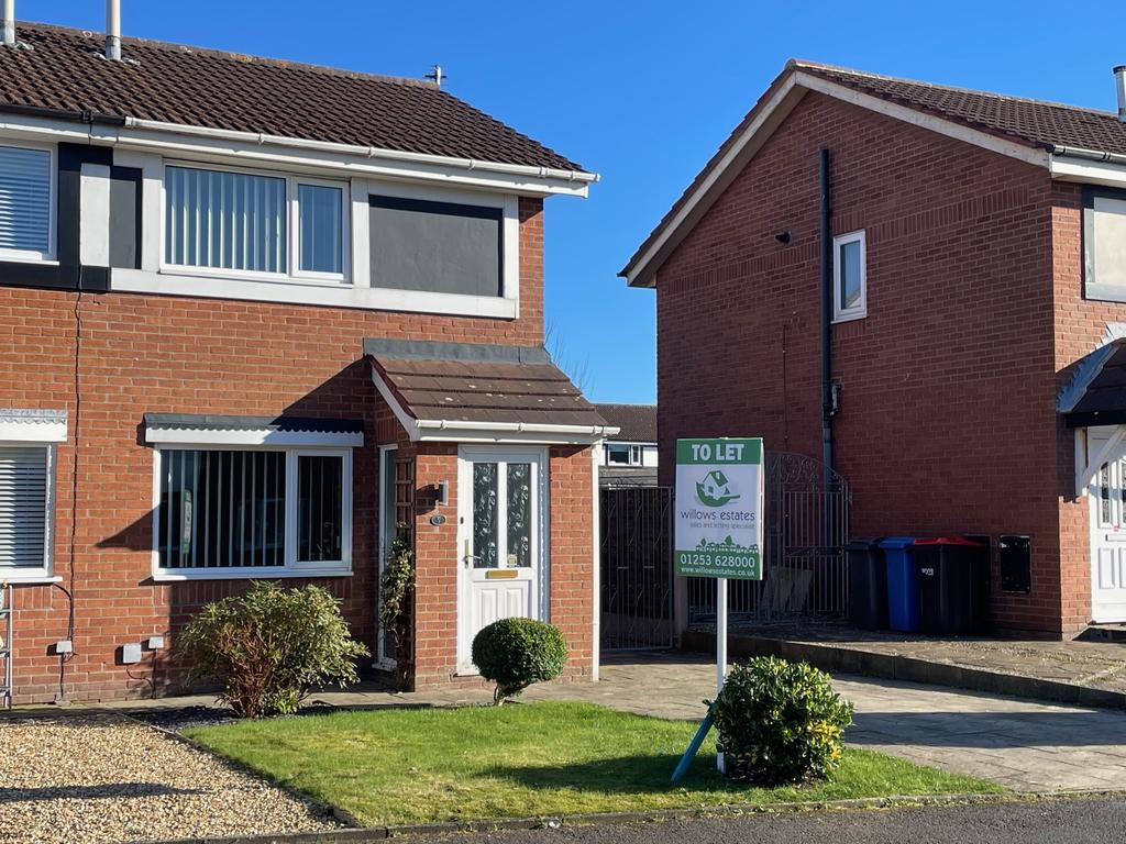 Falcon Drive, PoultonleFylde FY6 2 bed semidetached house £795 pcm