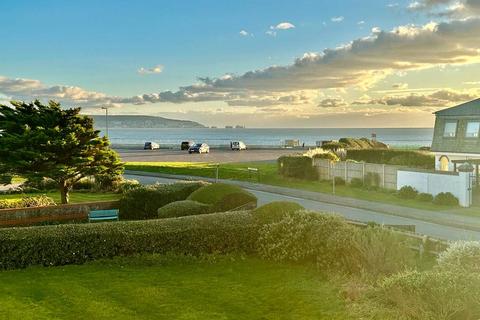 2 bedroom apartment for sale - Overstrand Crescent, Milford on Sea, Lymington, Hampshire, SO41