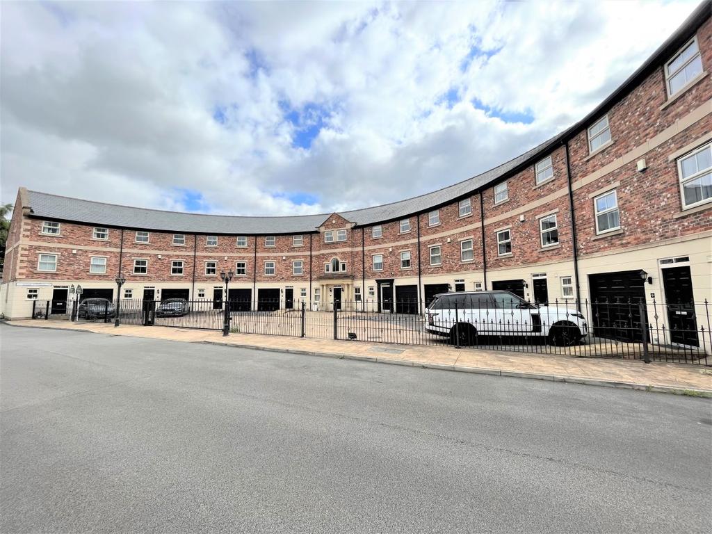 Brook Crescent, Wakefield 5 bed townhouse £1,395 pcm (£322 pw)