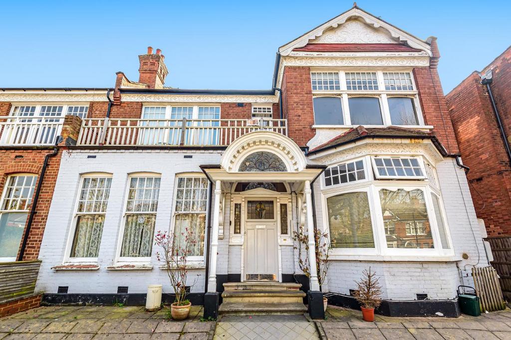 Queens Avenue, Muswell Hilll Studio for sale £260,000