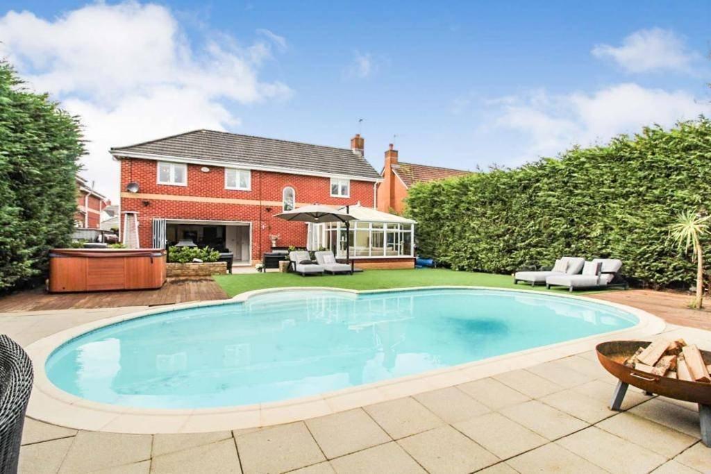 Fox Bank Close, Widnes 6 bed detached house for sale £700,000