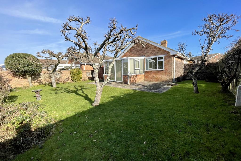 Anglesey Avenue, Hailsham, East Sussex, BN273DU 2 bed bungalow for sale