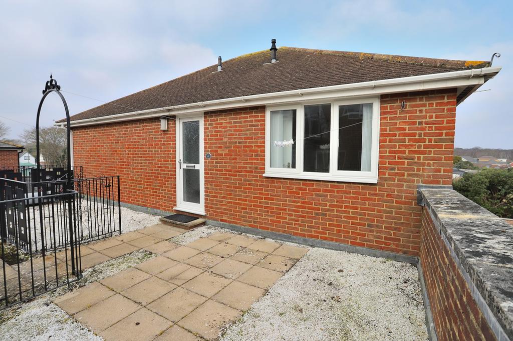 348 350 Lymington Road, Highcliffe, Dorset. BH23 5EY 1 bed flat for