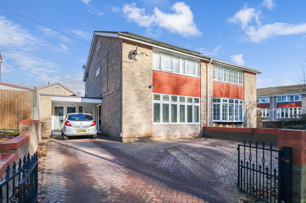 Acorn Road, Hemel Hempstead, Herts, HP3 4 bed semidetached house for