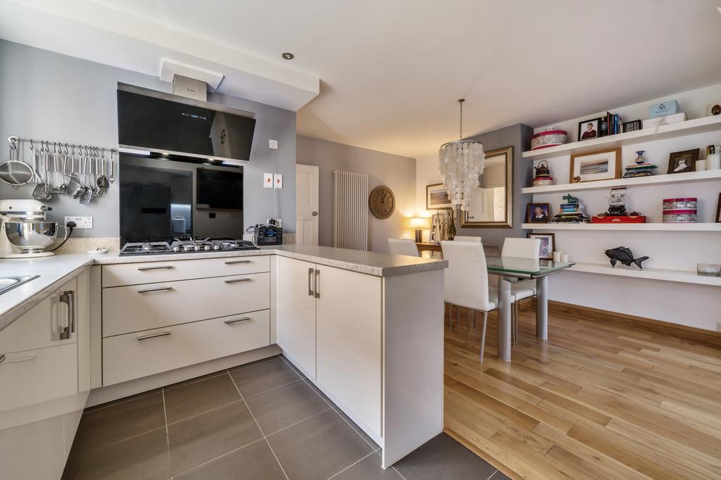 Ship Lane, Farnborough, GU14 3 bed semidetached house £520,000