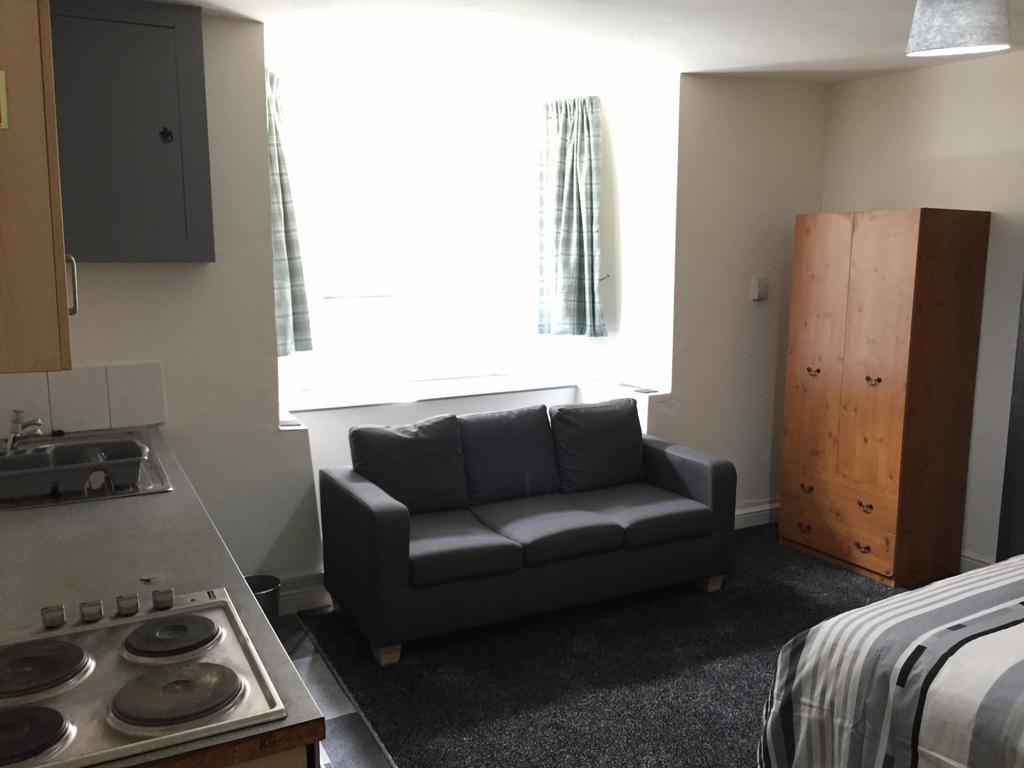 8 bed room - house share to rent Saville Street,