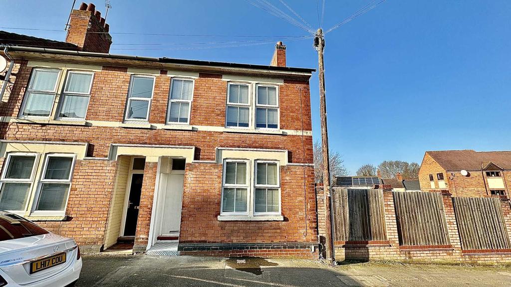 Station Road, Rushden 2 bed end of terrace house £900 pcm (£208 pw)