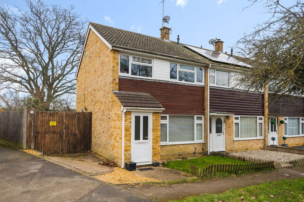 Giles Road, Tadley RG26 3RR 3 bed end of terrace house for sale £325,000