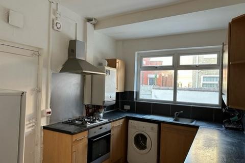 4 bedroom end of terrace house to rent, Claremont Road, Manchester M14