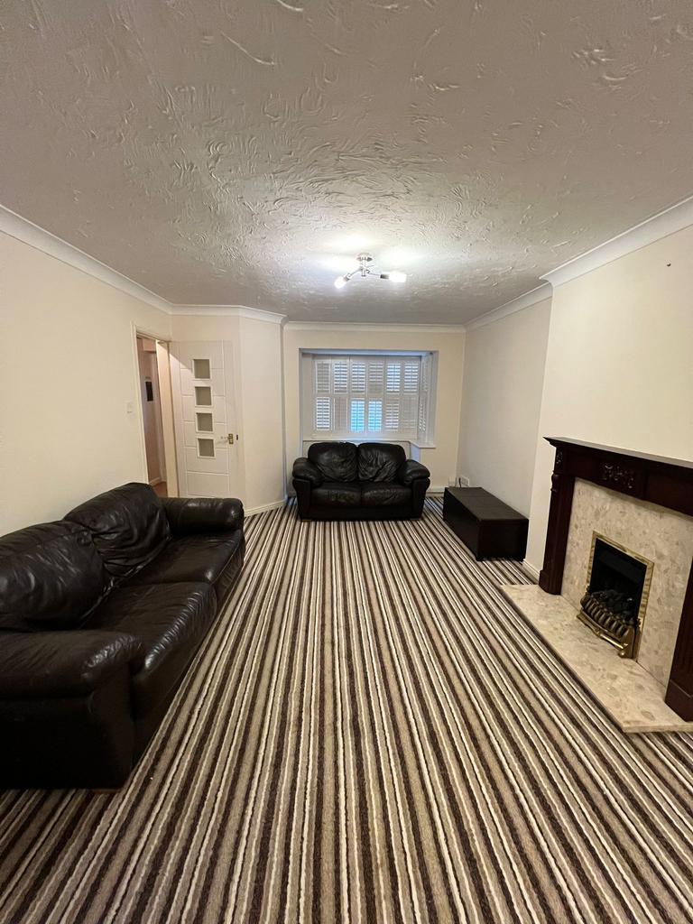 Herongate Road, Leicester... 4 bed detached house £1,350 pcm (£312 pw)