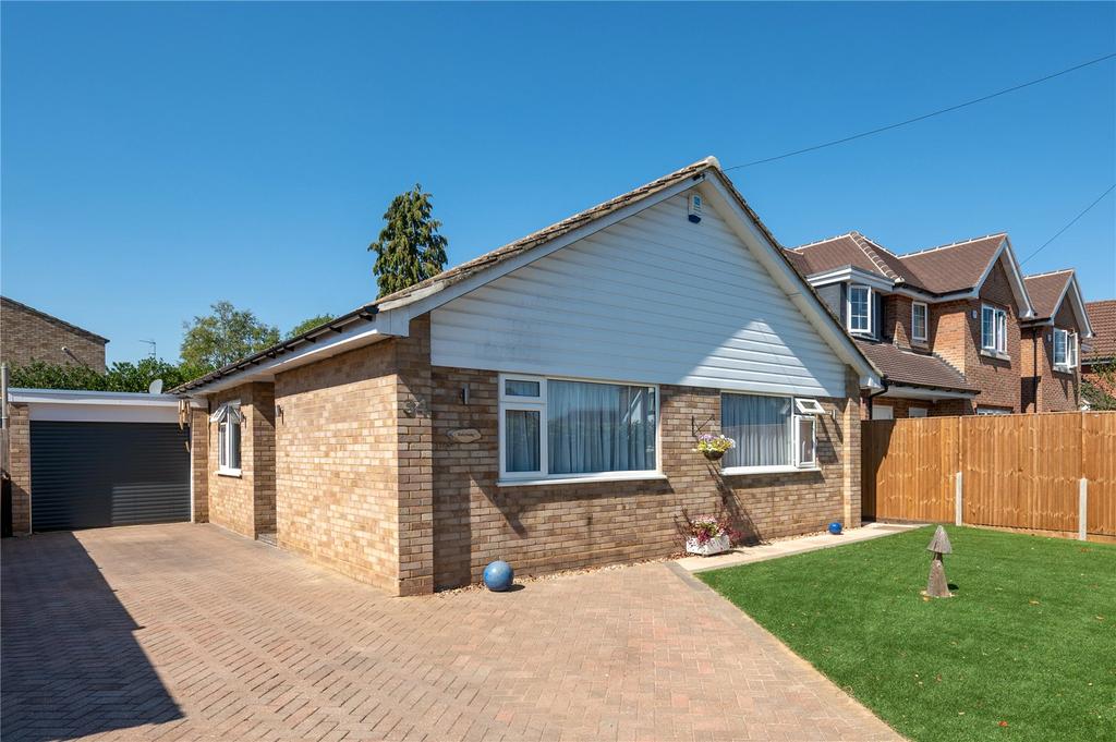 Burston Drive, Park Street, St. Albans, Hertfordshire 3 Bed Bungalow ...