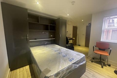 Studio to rent, High Road