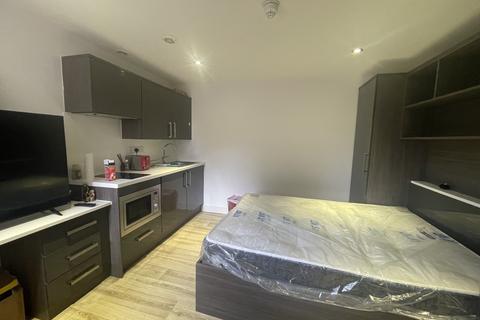 Studio to rent, High Road
