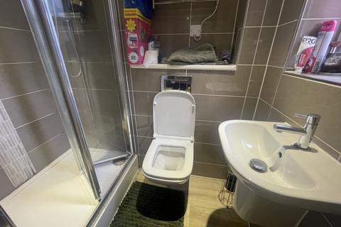 Studio to rent, High Road