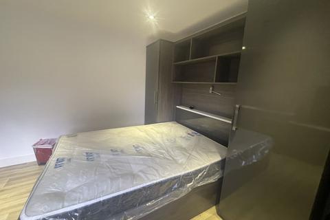 Studio to rent, High Road