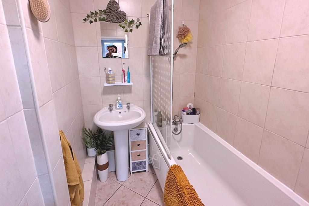 Sherwood Hall Road, Mansfield NG18 3 bed terraced house £725 pcm (£