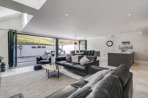 143 Valley Road, Kenley, CR8 5BZ