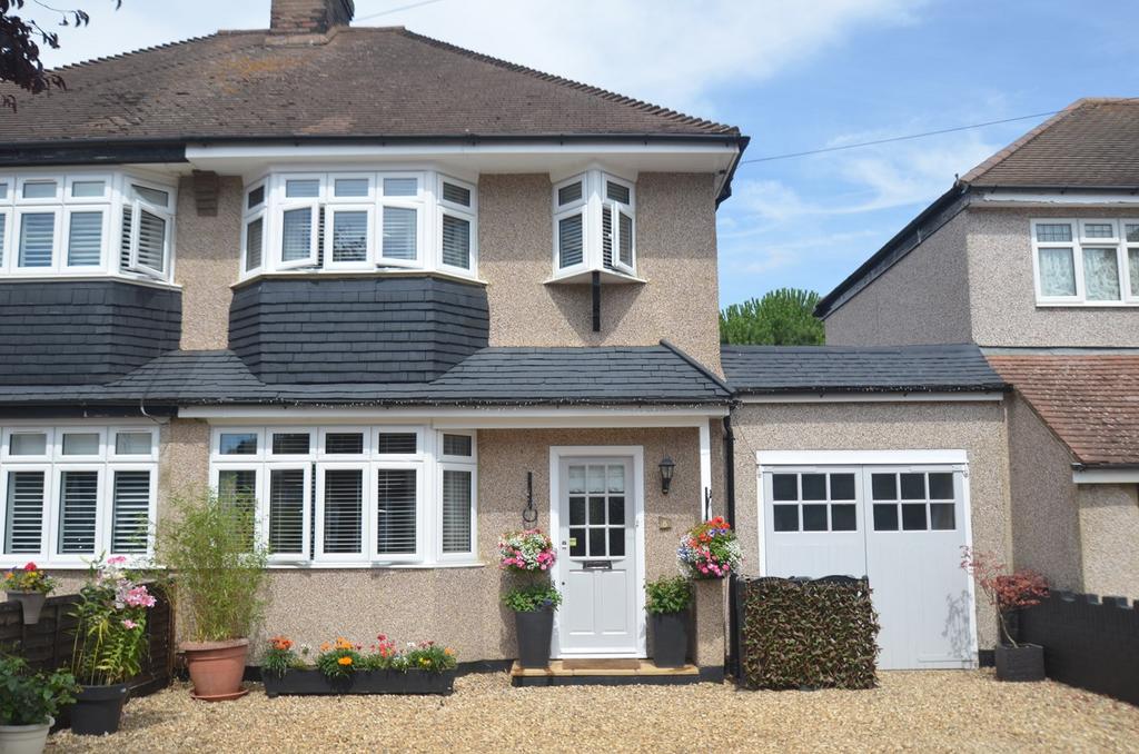 Gwynne Avenue, Shirley, Croydon, CR0 3 bed semidetached house £585,000