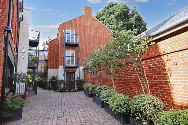 CHRISTCHURCH TOWN CENTRE 1 bed retirement property for sale £215,000