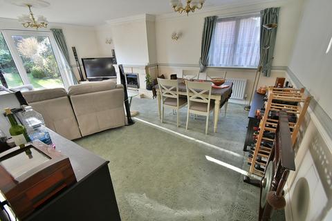 45 Chander Close, Ferndown, BH22 8DW