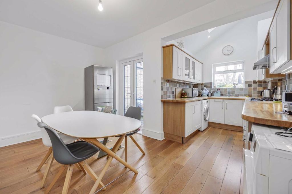Eleanor Road, London, E8 5 bed property £5,300 pcm (£1,223 pw)