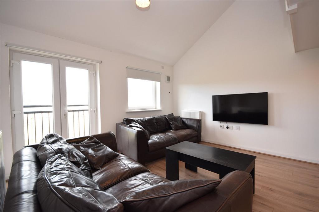 House in Leeds, Round Hill, Stanningley - View 4