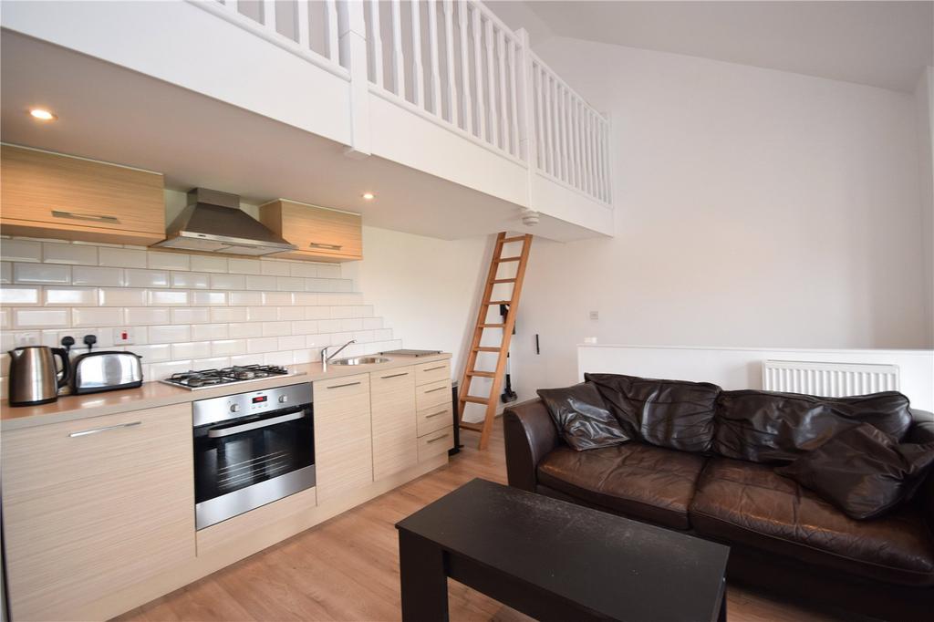 House in Leeds, Round Hill, Stanningley - More
