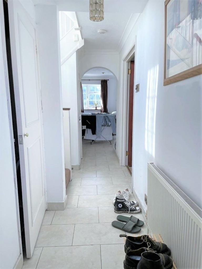 Oakview Gardens, Finchley 4 bed semidetached house £3,700 pcm (£854 pw)