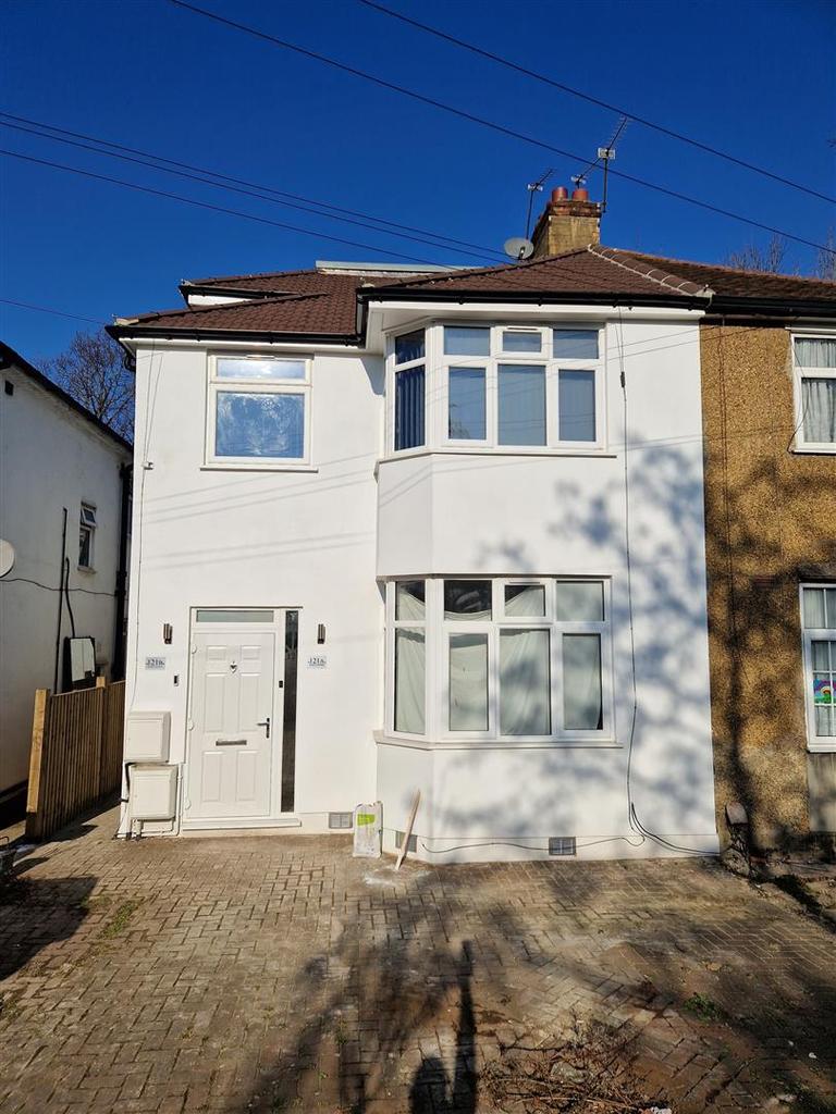 Ruskin Gardens, Harrow 3 bed flat £1,900 pcm (£438 pw)