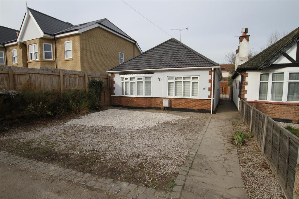 Blenheim Chase, Leigh on Sea, Essex 3 bed detached bungalow £1,600