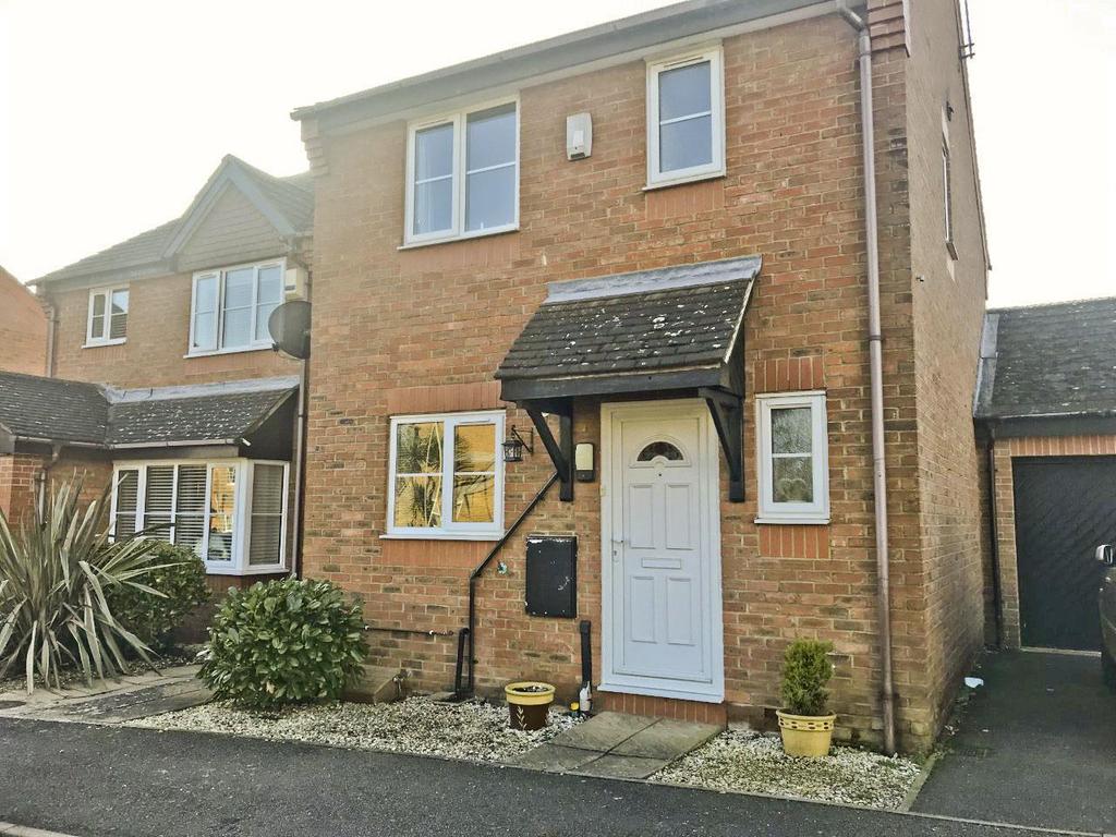 Flemming Avenue, Eastcote, Ruislip 3 bed detached house £1,750 pcm (£