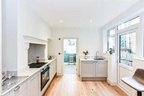 22 Cornwallis Road, London, E17 6NN