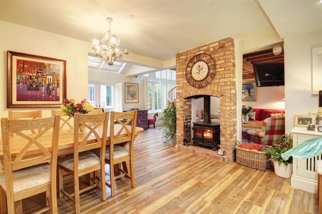 Open plan sitting/dining room