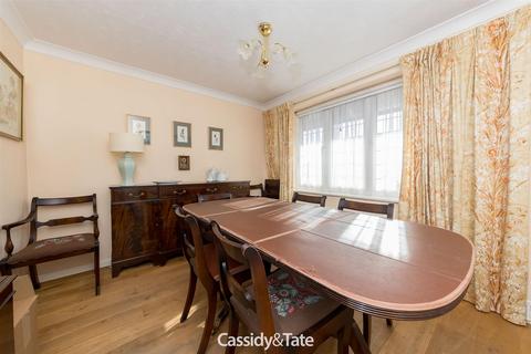 1 Langham Close, St Albans, AL4 9YH