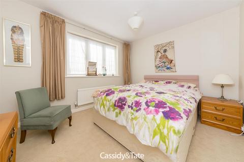 1 Langham Close, St Albans, AL4 9YH
