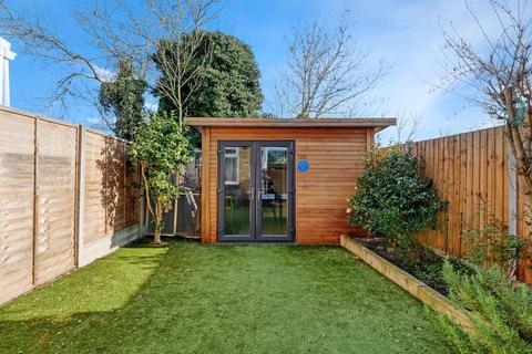 6 Doctors Close, London, SE26 6DL