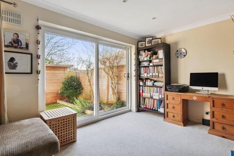 6 Doctors Close, London, SE26 6DL