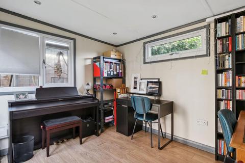6 Doctors Close, London, SE26 6DL